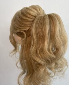 Peinado alto recogido para quinceañera en Mazatlán