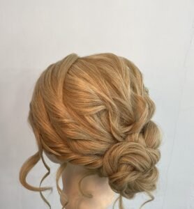 Peinado recogido romántico messy ondas suaves para evento formal en Mazatlán